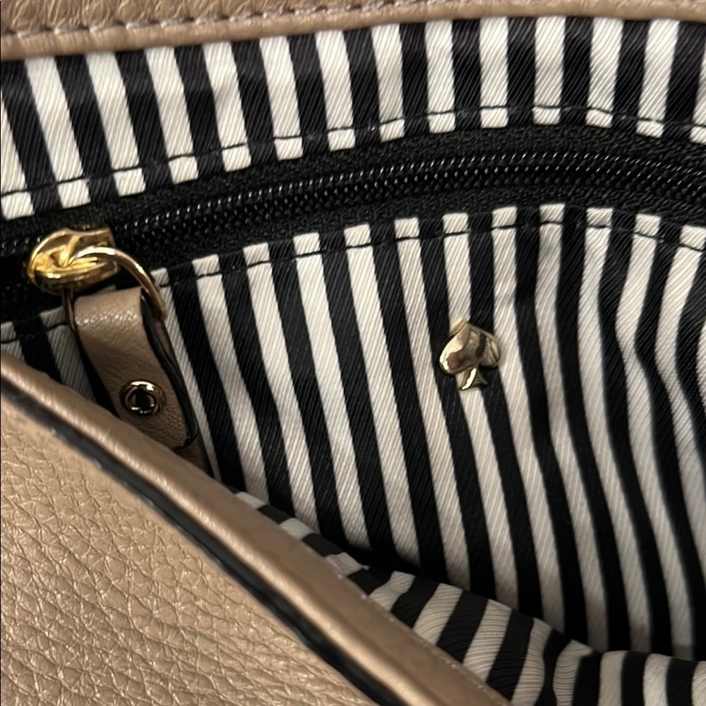 Kate Spade Brown Crossbody Bag with Timeless Appeal - Picture 3 of 9